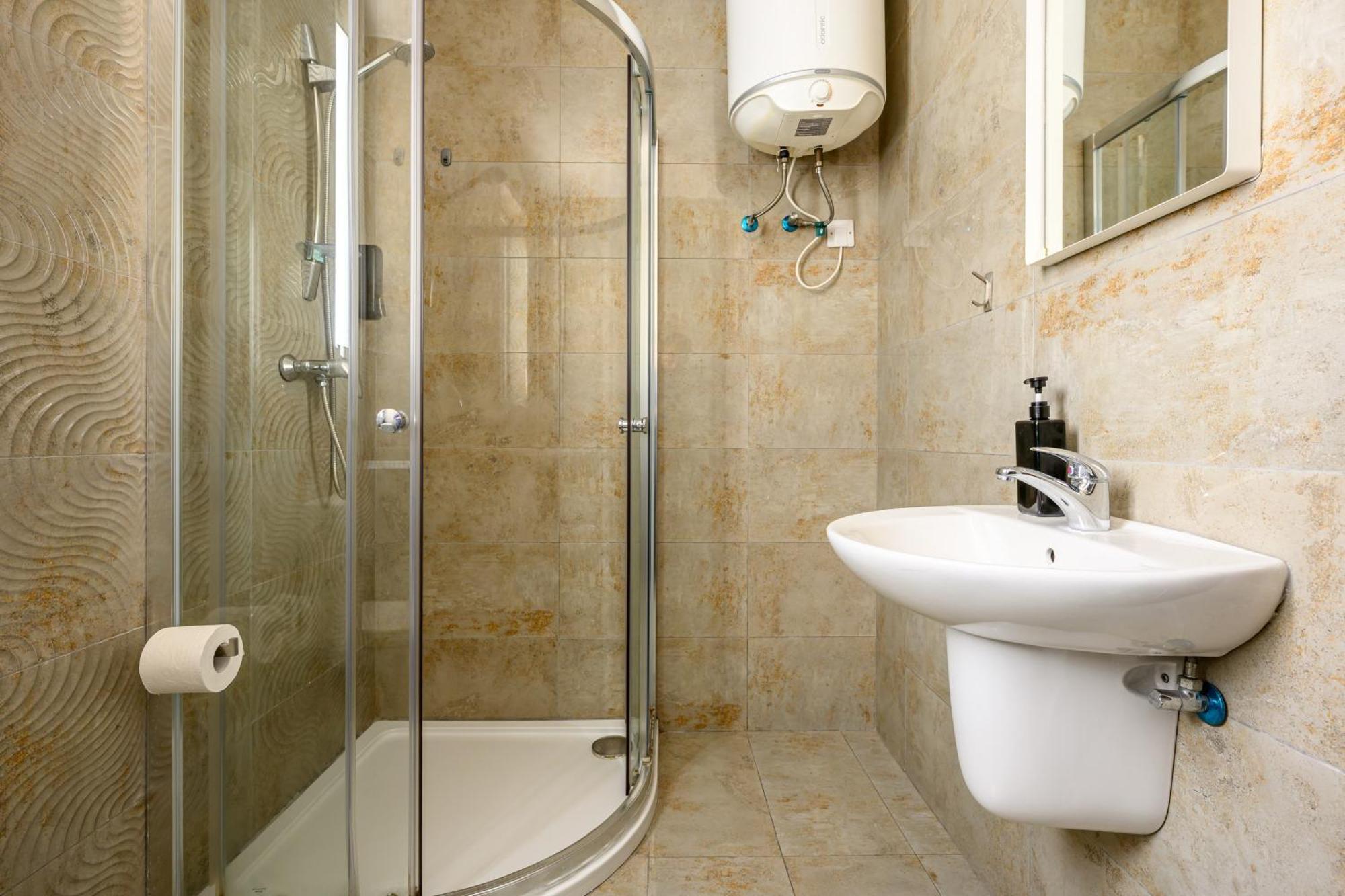 F11 Room 3, Private Room Two Single Beds Shared Bathroom In Shared Flat Msida Ngoại thất bức ảnh
